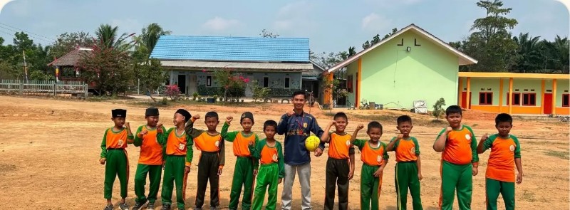 Siswa bermain futsal bersama di lapangan sekolah