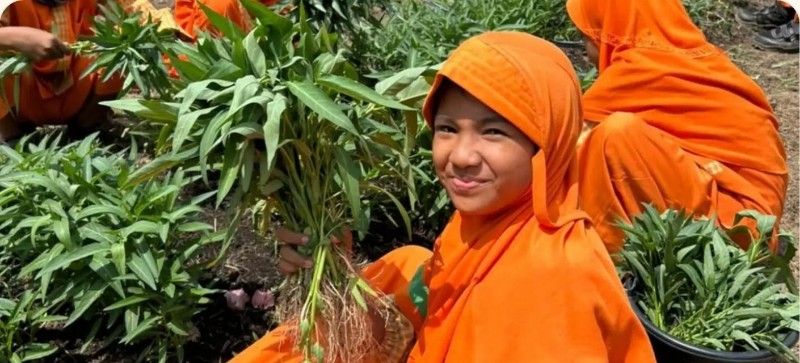 Ilustrasi tiga anak berkebun dengan penyiram tanaman
